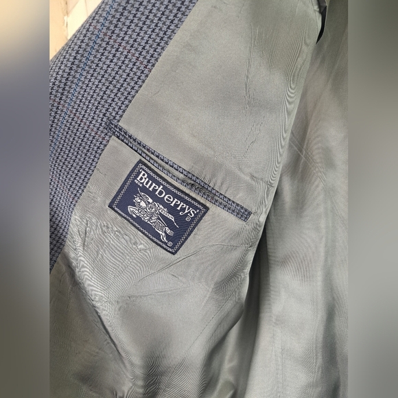 Burberry Gray Blazer with Classic Notched Lapel and Sophisticated Texture - Picture 6 of 16